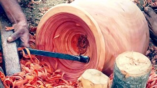 काठका ठेकी बनाउने लोपोन्मुख सीप संरक्षण गरिँदै