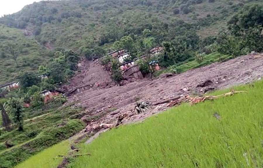 पहिरोमा परहेकाहरुको उद्धारमा हिँडेको सेनाको गाडी नै पहिरोमा, ३ जना घाइते