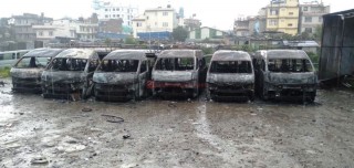 काठमाडौँको एक ग्यारेजमा राखेको ८ वटा माइक्रोबस जल्यो