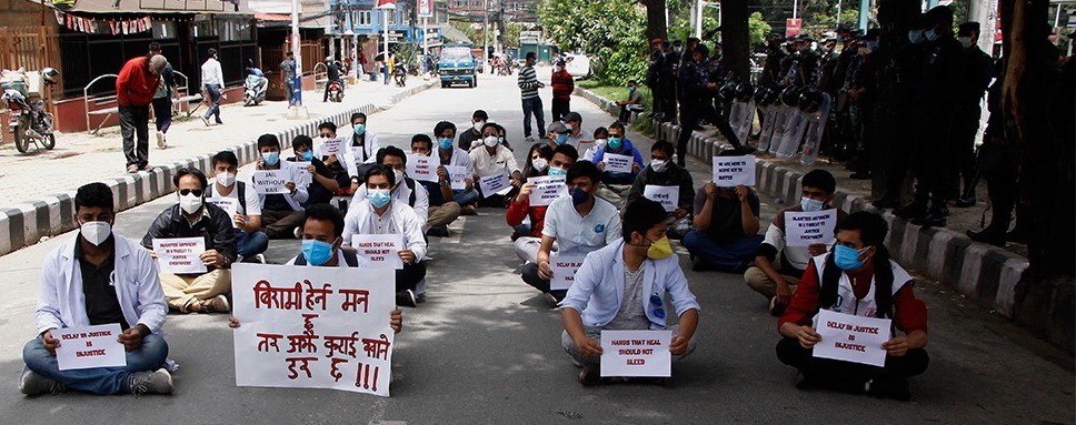 आक्रमणको विरोधमा चिकित्सकहरुद्वारा प्रदर्शन