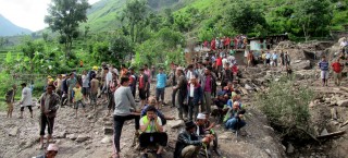 बाटो बन्द भएपछि पहिरो पिडितले राहत पाएनन्, ६ जनाको सामूहिक दाहसंस्कार