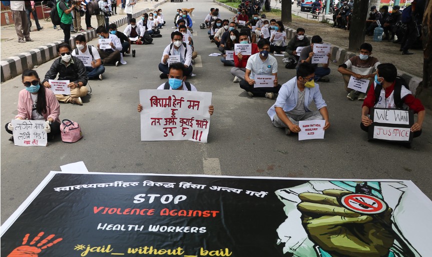 चिकित्सकहरू माथिको कुटपिटविरुद्ध काठमाडौंमा प्रदर्शन