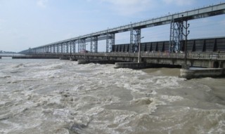 निरन्तरको वर्षापछि सप्तकोशीमा पानीको बहाव उच्च, ३० वटा ढोका खोलियो