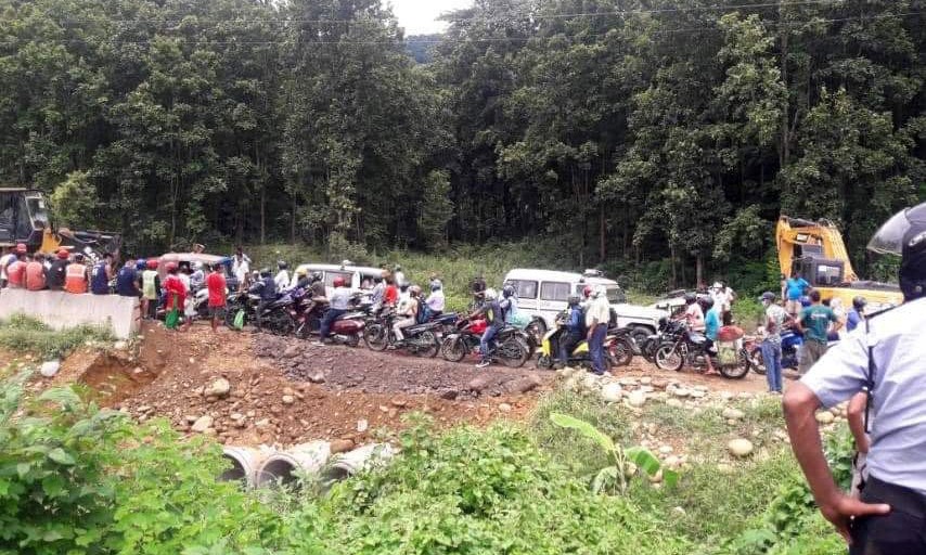 अवरुद्ध पूर्व–पश्चिम राजमार्ग खुल्यो