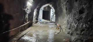 मेलम्चीको आमाथाङ्कामा पानी लिकेज भएकाे  सुरुङ जाँच गर्न गएका दुई कर्मचारी बेपत्ता
