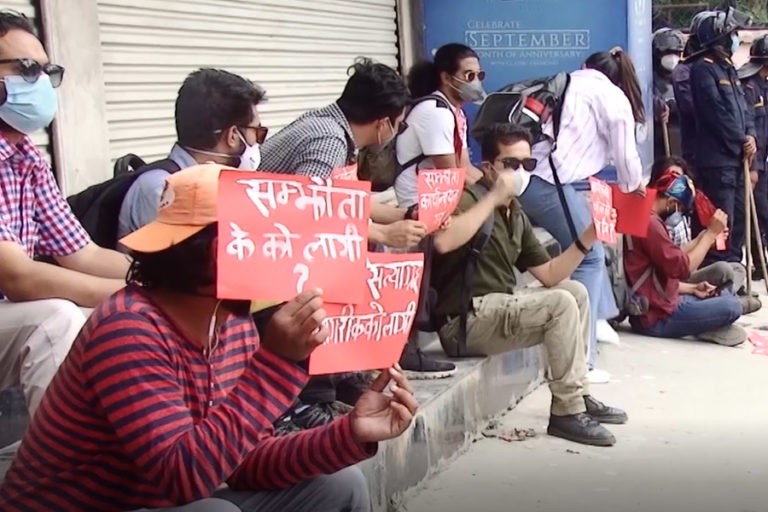 सरकारसँगको सहमति कार्यान्वयन नभएको भन्दै मन्त्री क्वाटर अगाडी धर्ना