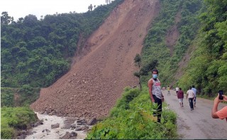 पहिरोले बुटवल–तानसेन सडक अवरुद्ध, ट्रक पुरियो