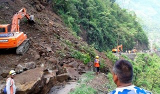 सडकमाथिबाट पहिरो खसेपछि नारायणगढ–मुग्लिन सडकखण्ड अवरुद्ध