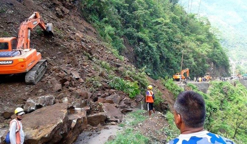 सडकमाथिबाट पहिरो खसेपछि नारायणगढ–मुग्लिन सडकखण्ड अवरुद्ध