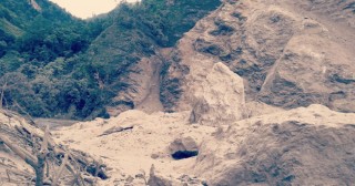 गोर्खामा खोला थुनिएपछि जोखिममा परेकालाई सुरक्षित स्थानमा सारियो