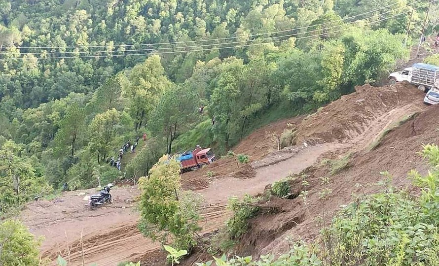 बाग्लुङमा पहिरो : स्काभेटर, टिपर र ट्याक्टर पुरिदा दुई जना बेपत्ता