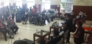 राप्रपा परित्याग गरेका सुनिलबहादुर थापा सहित १३ जना  कांग्रेस प्रवेश