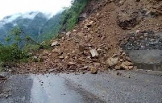 अबरुद्ध भएको एक साता वित्दा पनि खुलेन कर्णाली राजमार्ग
