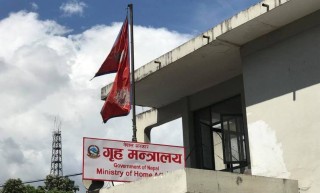 स्वास्थ्यकर्मीलाई दुव्र्यवहार गर्नेलाई कारवाही गर्न गृह मन्त्रालयको निर्देशन