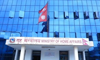 स्वास्थ्यकर्मीलगायत कोरोना नियन्त्रणमा खटिएकालाई अबरोध गर्नेलाई कारवाही गरिने