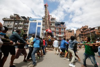 रातो मत्स्येन्द्रनाथको रथ तान्दा झडप, प्रहरीले हान्यो अश्रुग्यास