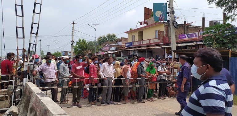 भारत फर्किने नेपालीहरुको नाकामा भिड