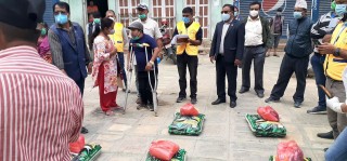 अपाङ्गता भएका पौडेलले दिए अपाङ्गता भएकाहरुलाई राहत सामग्री