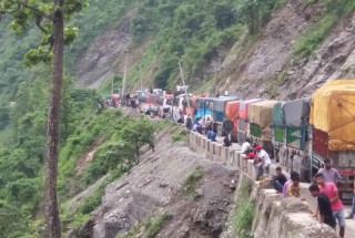 नारायणगढ–मुग्लिन सडक पहिरोले अवरुद्ध