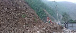चितवनमा पहिरोले आठ घरमा क्षति, चारवटा सवारी बगायो