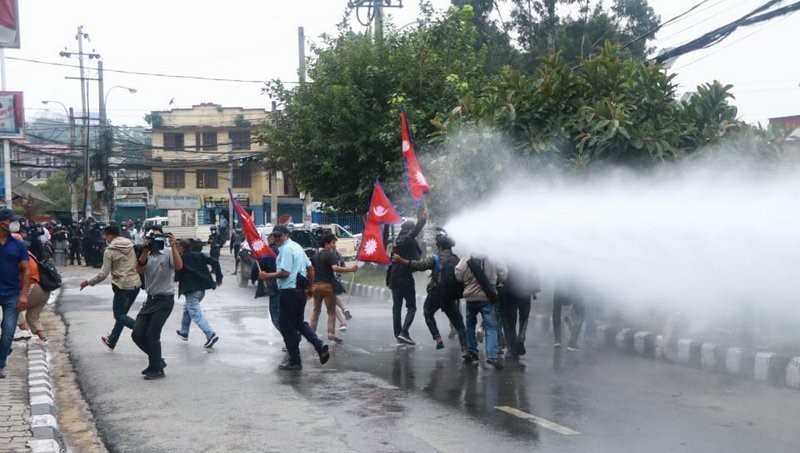 कुलमानका समर्थकलाई प्रहरीले लखेट्यो