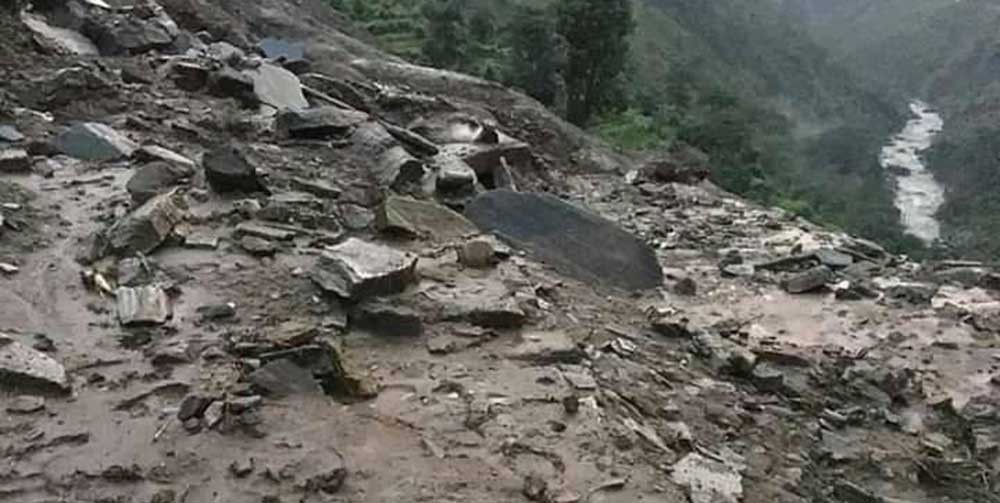 बाजुरामा  वर्षासँगै बाढी  र पहिरो, ३ जना बेपत्ता