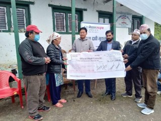 करेन्ट लागेर ज्यान गुमाएका वडाध्यक्षको परिवारलाई नेपाल लाइफले दियो २० लाख