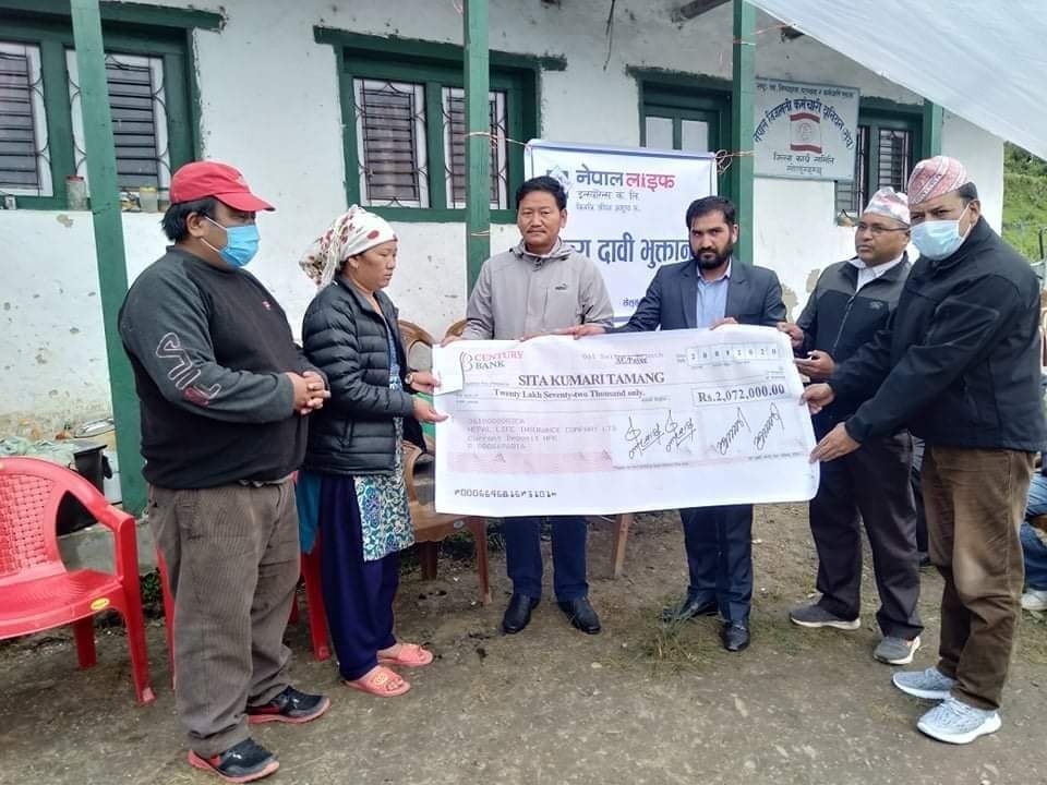 करेन्ट लागेर ज्यान गुमाएका वडाध्यक्षको परिवारलाई नेपाल लाइफले दियो २० लाख