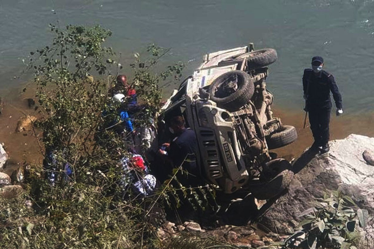 रातोपहिरोमा  जीप दुर्घटना, एक जनाको मृत्यु १० घाइते