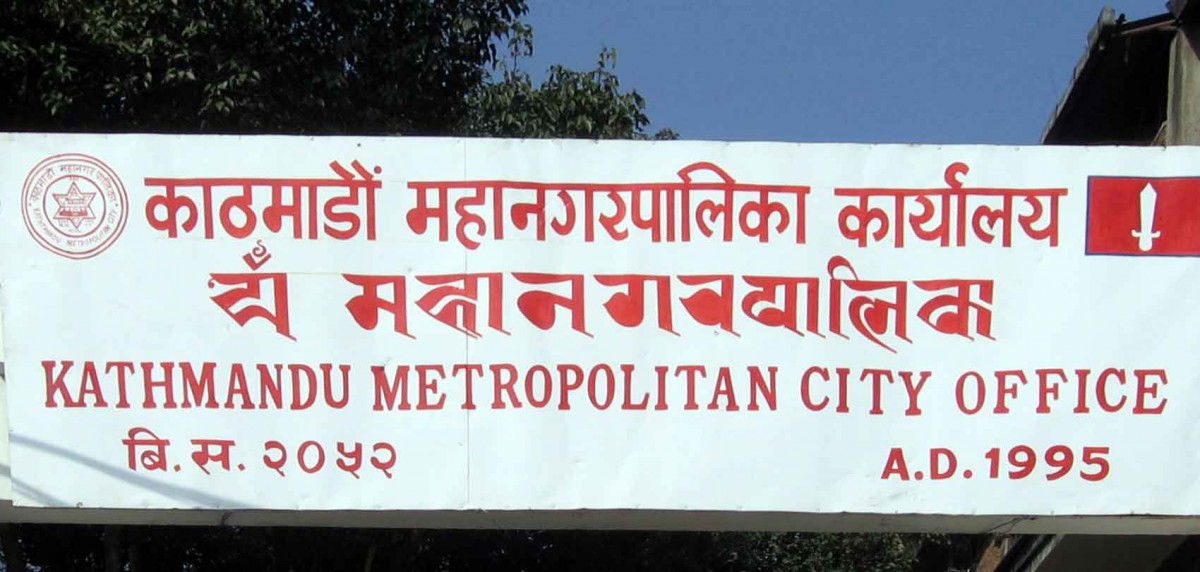 खुलामञ्चमा निशुल्क खाना खुवाउनेलाई महानगरपालिकाले भन्यो, ‘फोहोर भयो, खाना खुवाउन बन्द गर’