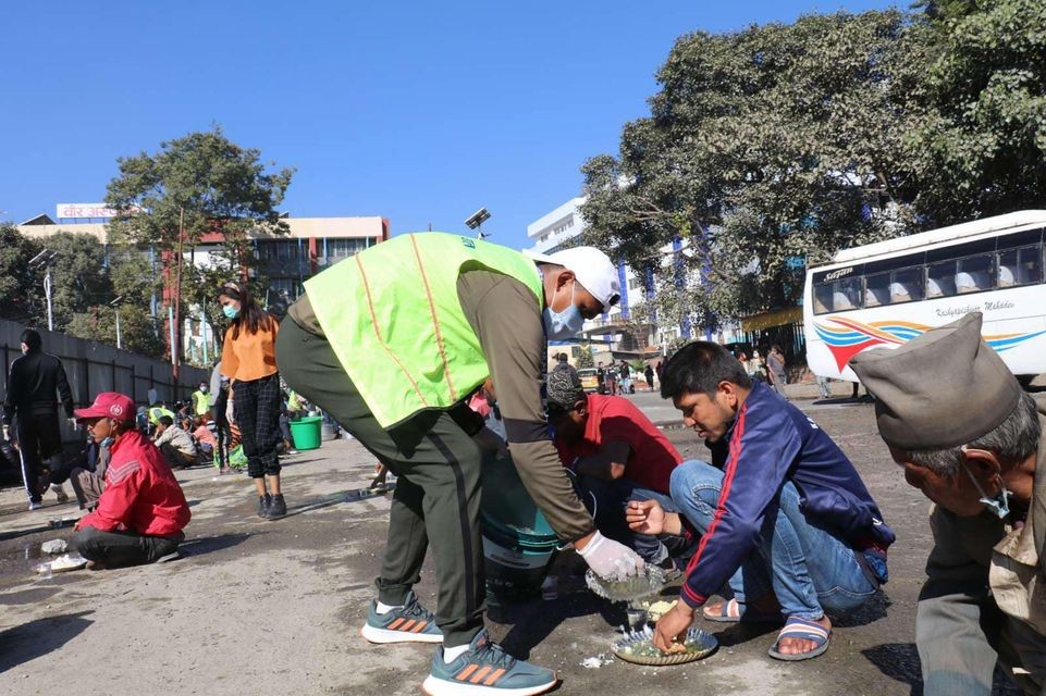 महानगरपालिकाको चेतावनी टेरेनन् अभियन्ताले, आज पनि खुवाइयो खुलामञ्चमा खाना