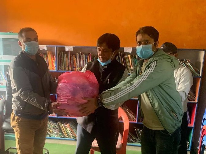 पाल्पाको रामपुर १० का विद्यालयमा मास्क र सेनिटाइजर वितरण