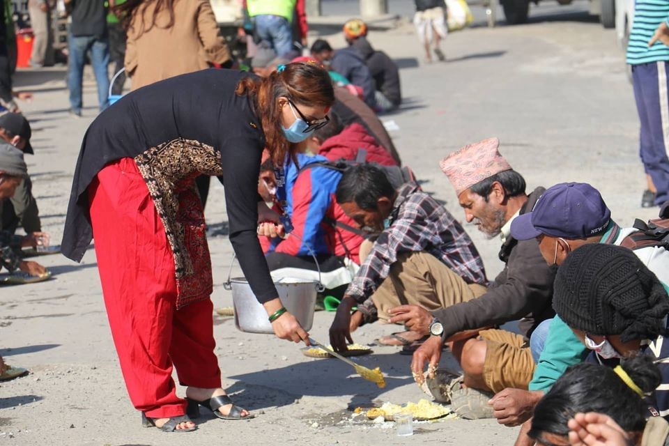 महानगरले रोक्नका बावजुद फेरि खुवाइयो खुलामञ्चमा खाना