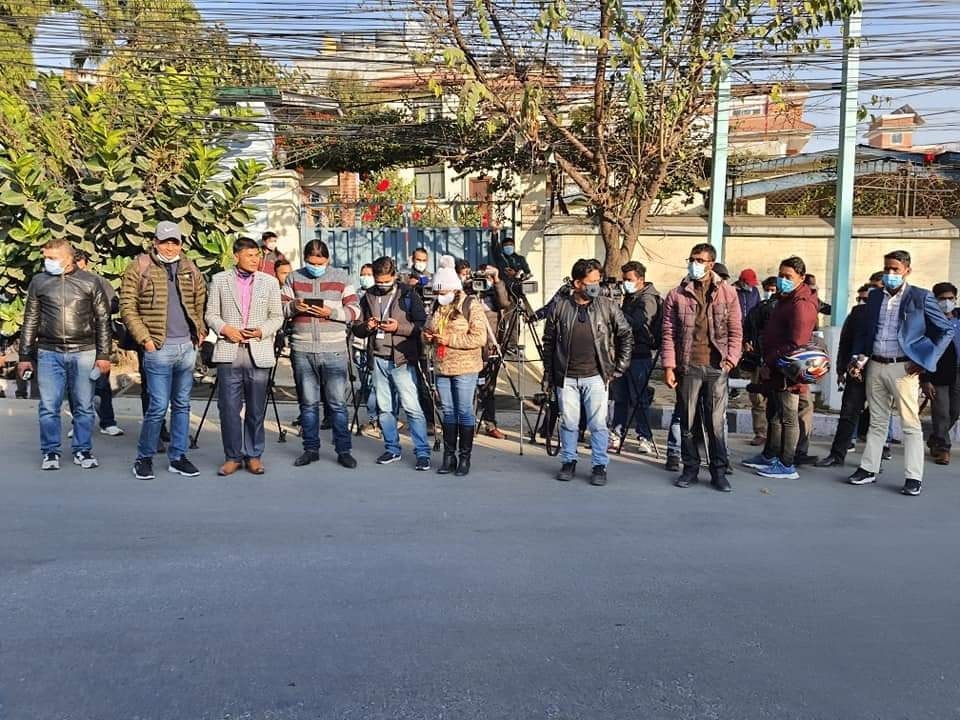 सञ्चारकर्मीलाई बालुवाटार प्रवेशमा रोक लगाइएपछि...