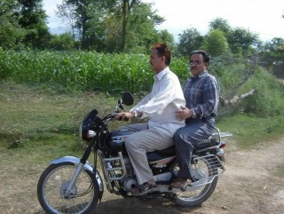 लेखराजले प्रचण्डलाई बोकेको वर्षाैँ पूरानो फोटो एकाएक किन भयो भाइरल?