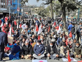 प्रचण्ड–माधव समूहको धर्ना (फोटो फिचरसहित)