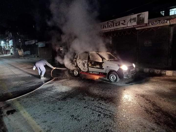 बिहानै अज्ञात व्यक्तिद्वारा ट्याक्सीमा आगजनी