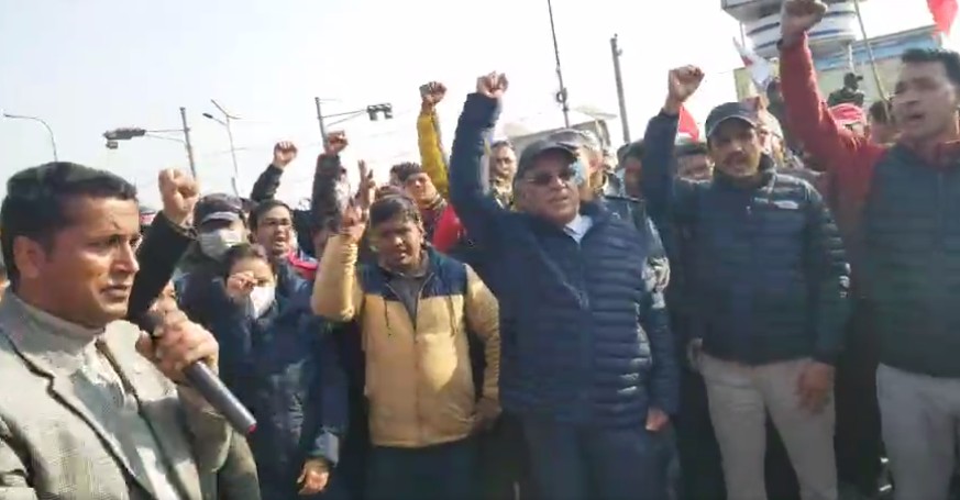 आमहड्ताल सफल बनाउन भन्दै सडकमा प्रचण्ड