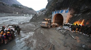भारतमा आएको बाढीमा परेर मृत्यु हुनेमा १० नेपाली पनि, ११ जना अझै बेपत्ता