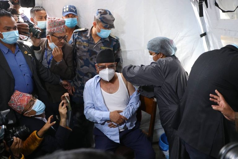 प्रचण्डले लगाए कोरोनाविरुद्धको खोप