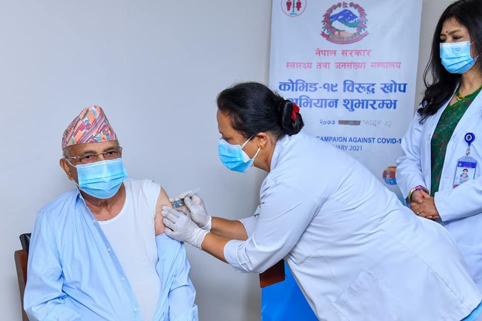 प्रधानमन्त्रीले खोप लगाएर सुरु गरे दोस्रो चरणको खोप अभियान (तीन तस्बिरसहित)