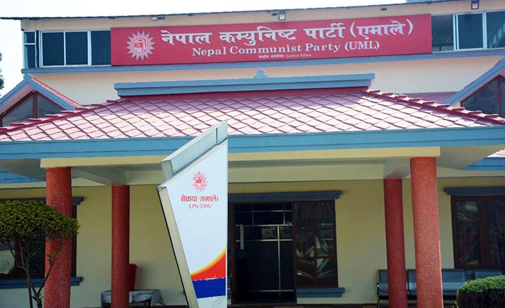 नेकपाको बोर्ड हटाएर धुम्बाराहीमा राखियो एमालेको बोर्ड