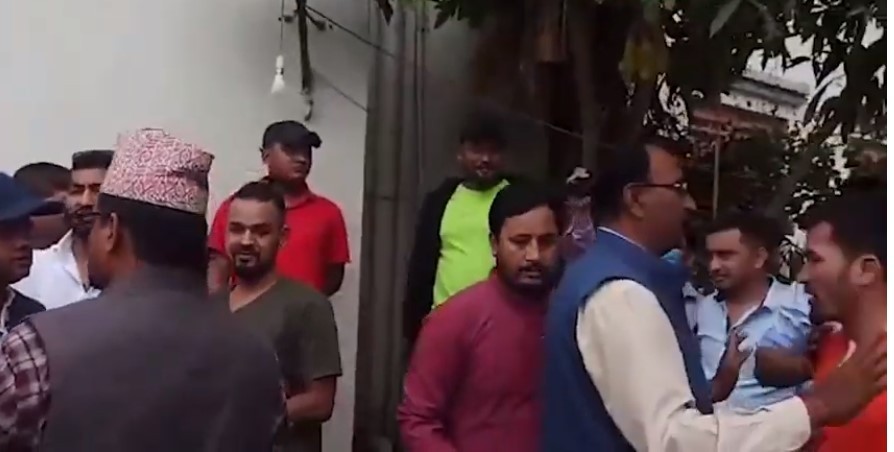 लेखराजको नेमप्लेट हटाएपछि धनगढीमा एमालेका दुई समूहबीच झडप