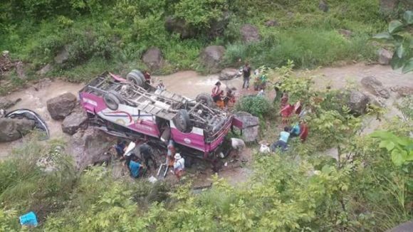 दैलेखमा बस दुर्घटना हुँदा दुईजनाको मृत्यु, १६ जना घाइते