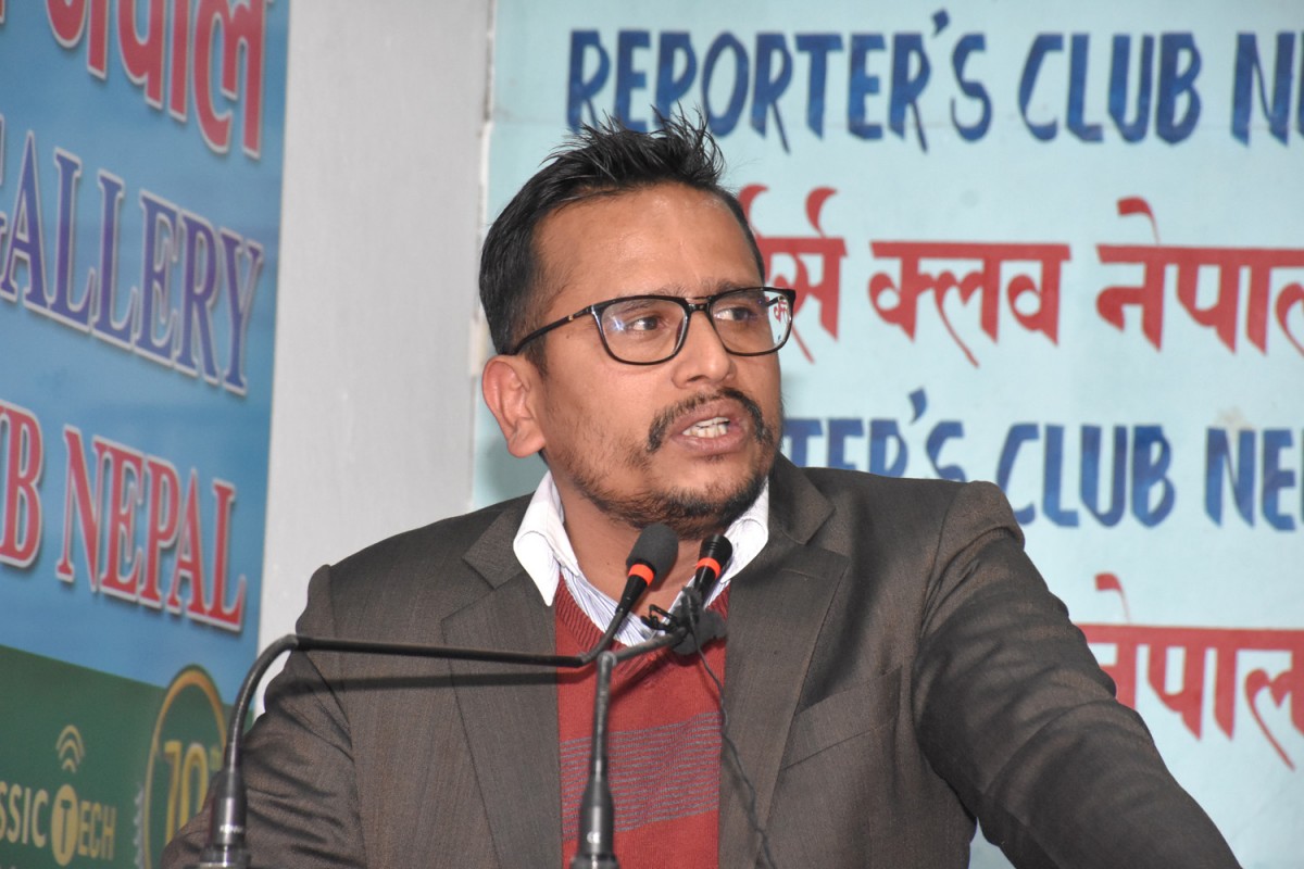 संक्रमितको संख्या हेरर लकडाउन हुनसक्छ : डा. बास्तोला