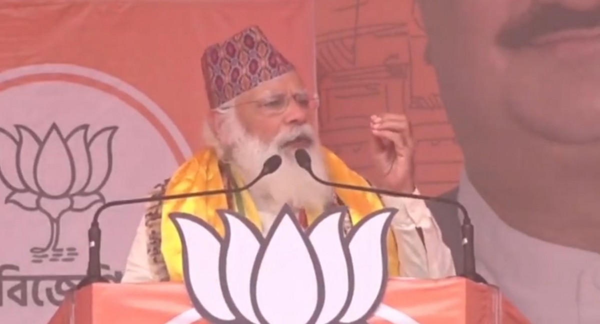 ढाकाटोपी लगाएर मोदीले भने, ‘नदिने बजुले आइतबार पनि बार्छिन्’