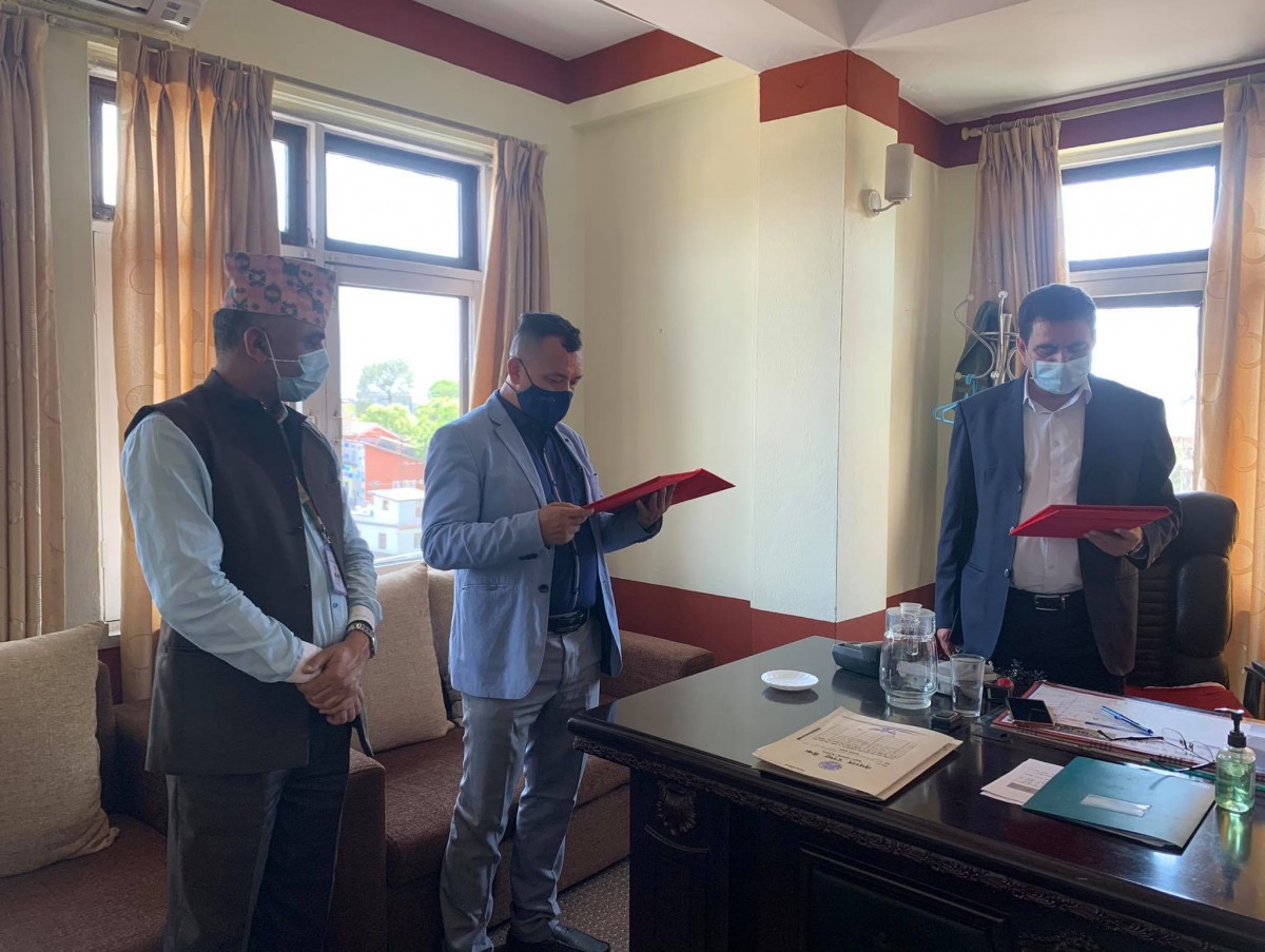 आरम्भ चौतारीका अध्यक्ष पोखरेलद्धारा राष्ट्र बैंकमा सपथ ग्रहण