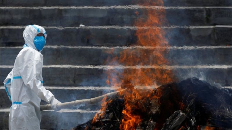 कोरोनाबाट ज्यान गुमाएकाको शवबाट भाइरस सर्छ कि सर्दैन ?