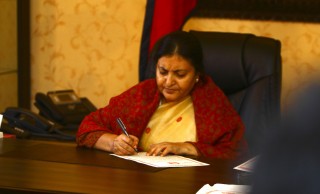 राष्ट्रपति भण्डारीद्वारा संविधानमाथि 'कपटपूर्ण व्यवहार' कायमै