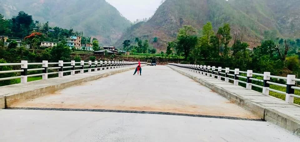 चार वर्षमा बन्नुपर्ने पक्की पुल बल्ल सात वर्षमा बन्यो, तैपनि अझै सञ्चालनमा आएन